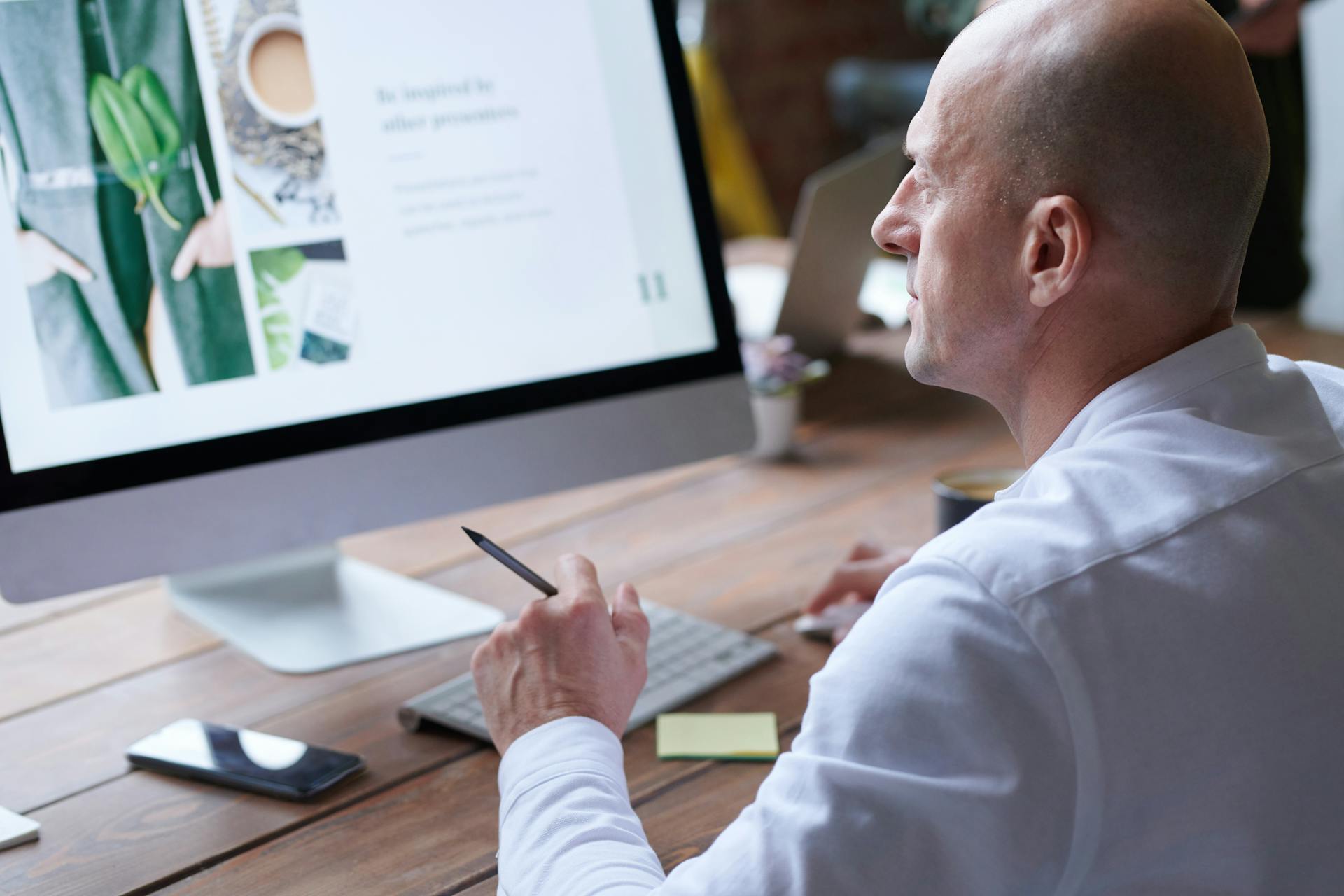 Team arbeitet mit KI-Automatisierung für KMU – Praxis-Workflows für mehr Effizienz im Mittelstand