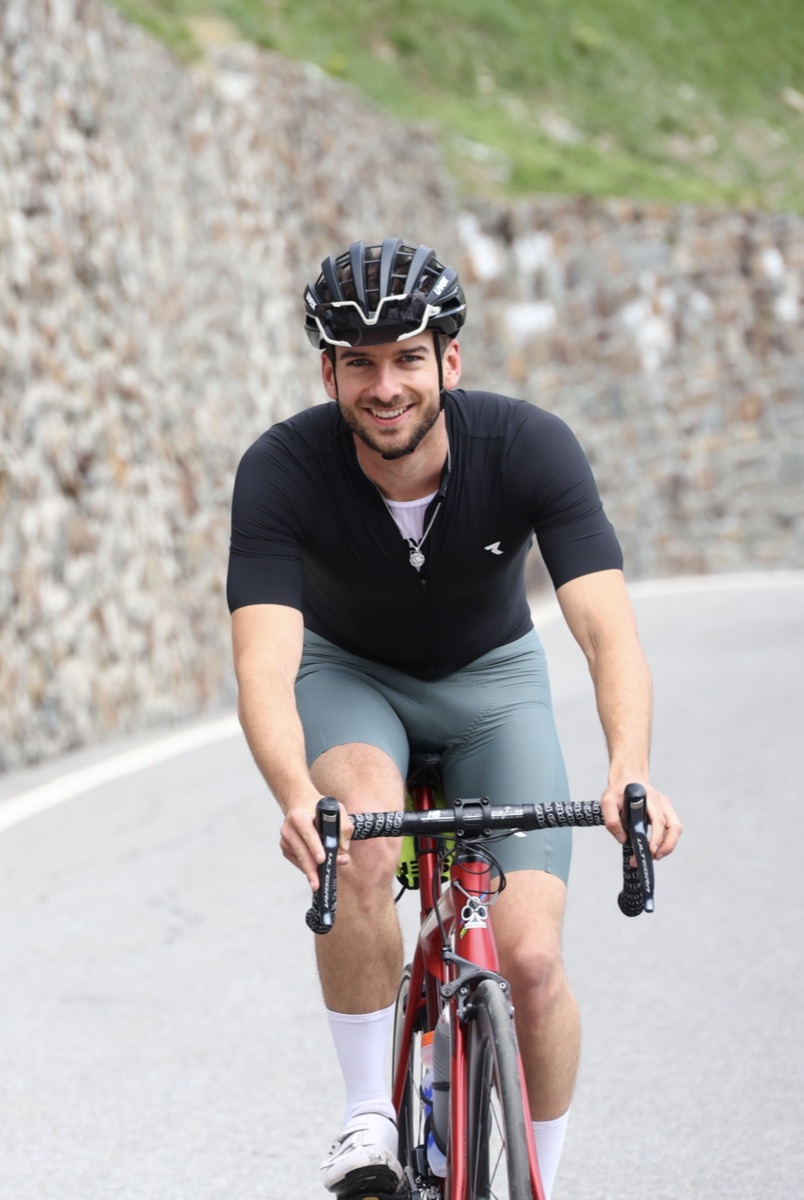 Moritz Wirges, Webdesigner und SEO-Berater aus Koblenz, auf seinem Rennrad auf einer Passstraße