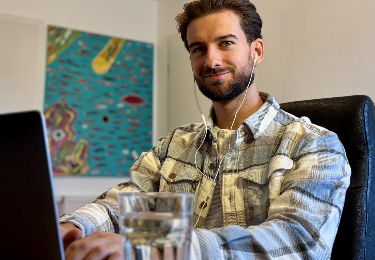 Moritz Wirges, Inhaber von Wirges Digital, arbeitet am MacBook in seinem Büro in Koblenz